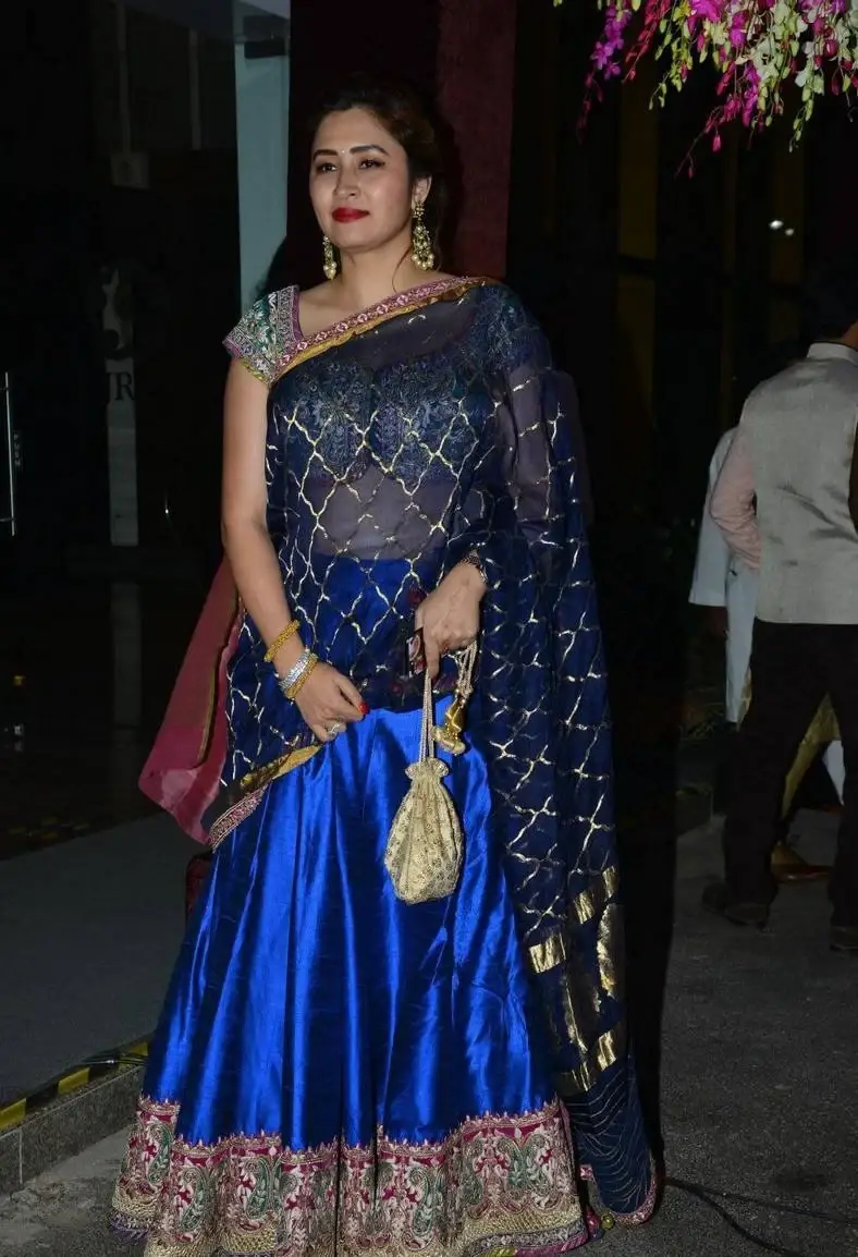 INDIAN BADMINTON PLAYER JWALA GUTTA IN TRADITIONAL BLUE SAREE 2